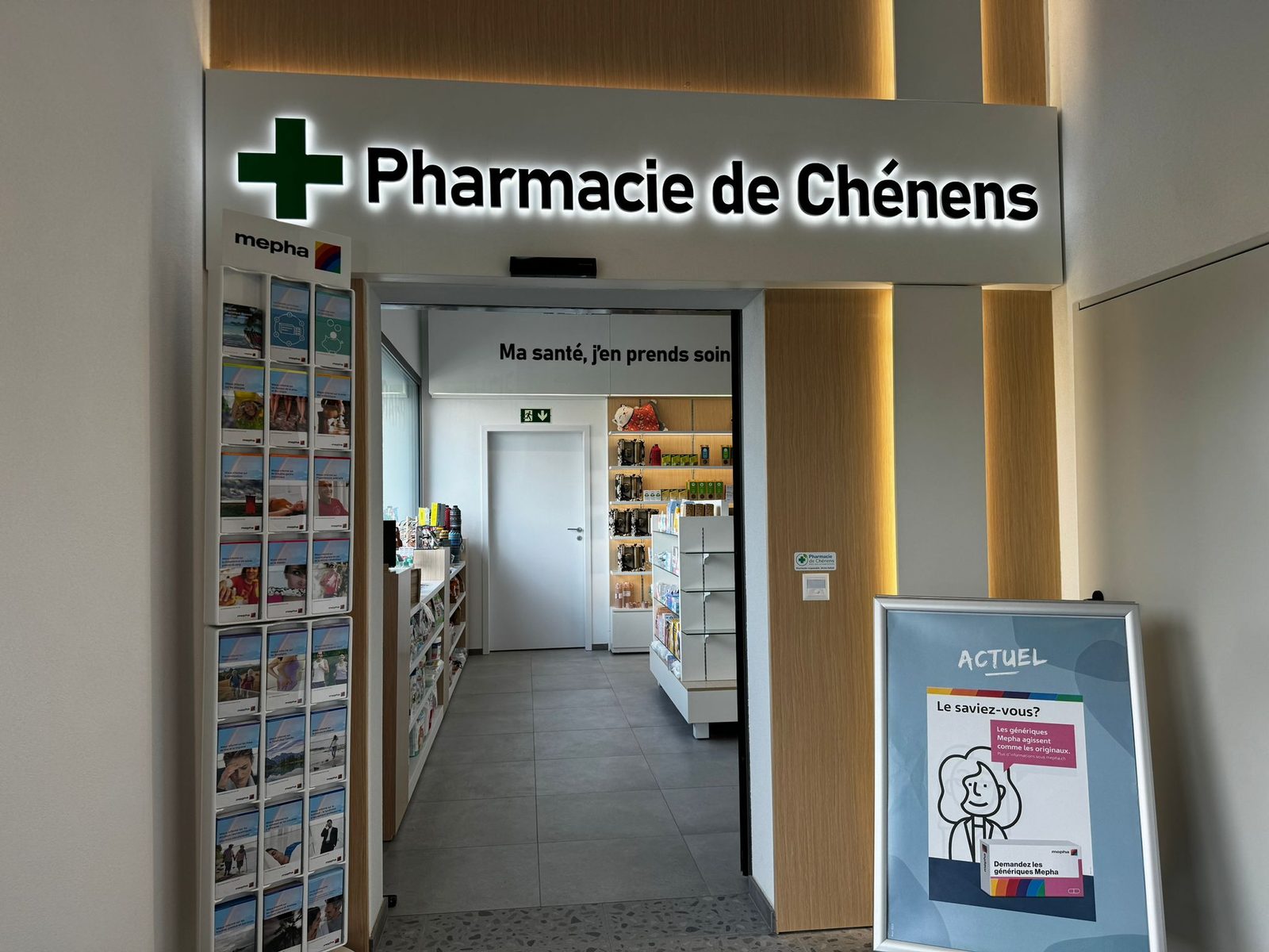 L'entrée de la Pharmacie de Chénens
